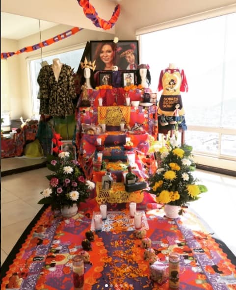 Erika Luna, hermana de Karla, agradeció a todos los fans que le pusieron altares a su hermana. Mientras que en Monterrey ella puso una ofrenda con un mensaje especial para la 'comare morena': "Con todo el dolor de mi corazón hacer el primer altar junto con mi madre y mi sobrinos que sabemos que estás en un lugar mejor que todos nosotros pero es imposible no llorar pues penetraste nuestros corazones y ahora habitas en ellos".