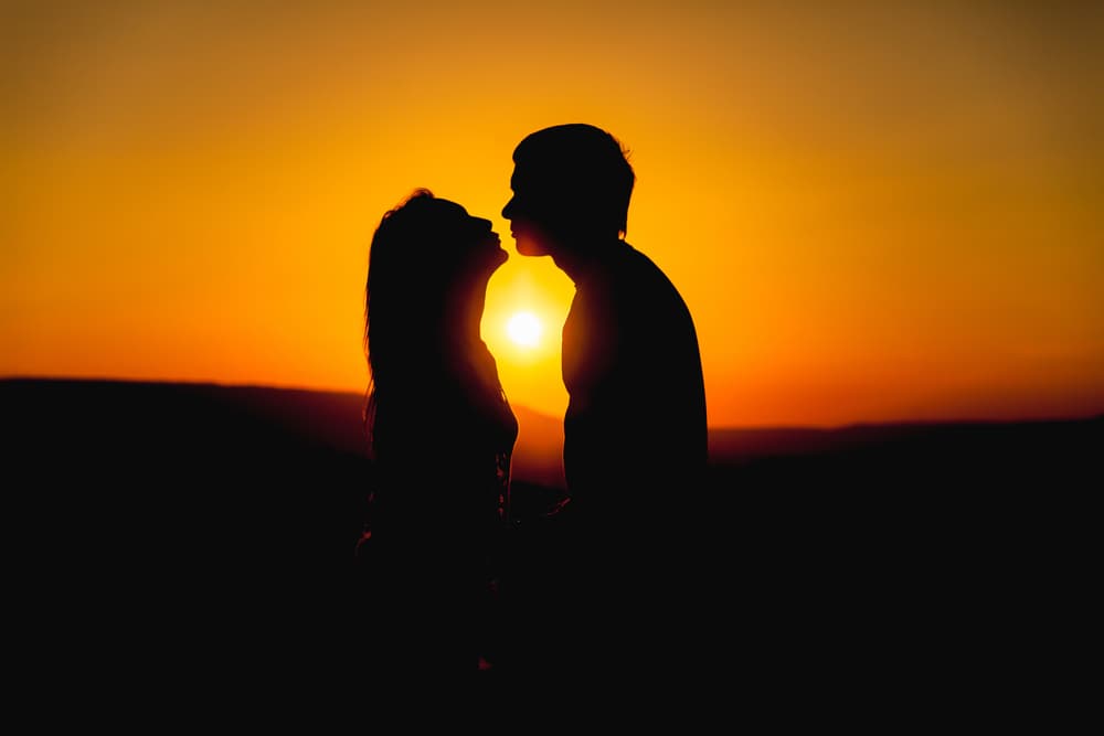 Tu personalidad vibra y en el amor estarás expuesto a nuevas situaciones, tal vez encuentros inesperados en los que la posibilidad del romance esté más cercana de lo que piensas. Concéntrate en lo que deseas en tu vida amorosa y no te guíes por lo que otros te digan.
<br>
<br>