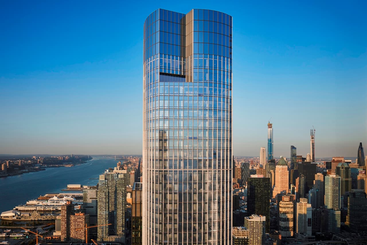 <b>Tercer lugar: 35 Hudson Yards, Nueva York.</b> Tiene 1,010 pies de altura (308 metros) y es parte de un gran proyecto destinado a remodelar el lado oeste de Manhattan. El premio es patrocinado por 
<a href="https://www.emporis.com/"><u>Emporis</u></a>, un proveedor de bases de datos para edificios y proyectos de construcción. 
<a href="https://www.univision.com/noticias/mundo/construcciones-que-llegan-al-cielo-estos-son-los-15-edificios-mas-altos-del-planeta-fotos-fotos"><u><i>Vea aquí las fotografías de los 15 edificios más altos del planeta.</i></u></a>
<i> </i>
