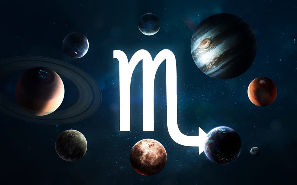 Cuando Júpiter transita por
<b>Escorpión</b> el tono que impera en el zodiaco es de búsqueda del conocimiento y ejerce una gran fascinación sobre todos nosotros, especialmente en el área del entendimiento e interpretación de lo
<b>oculto</b>, el
<b>sexo</b> y la
<b>muerte</b>. Confiere además una
<b>gran percepción interna</b>, un discernimiento superior de lo arcano y
<b>misterioso</b>, y la capacidad de ver más allá de lo que otros ven.