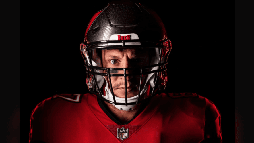 Con su número 87, así posó Rob Gownkowski con el uniforme de los Bucs por primera vez.