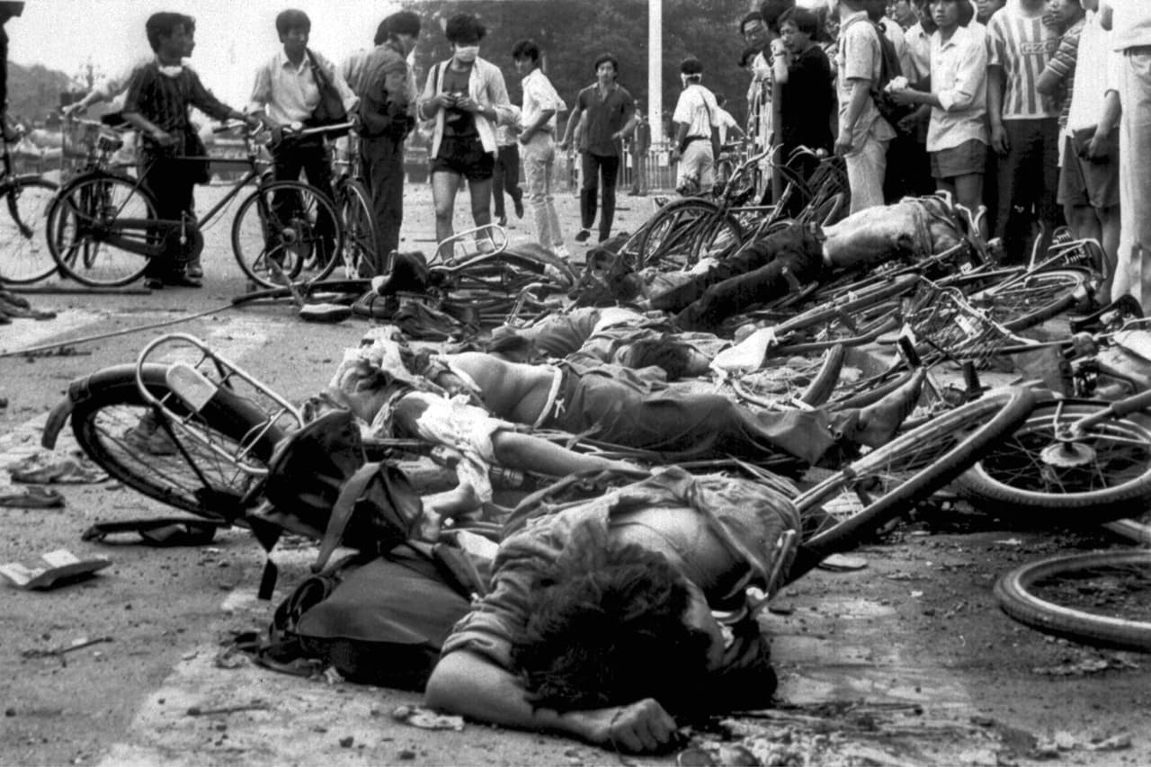Cuerpos de civiles muertos en Tiananmen, el 4 de junio de 1989. Tanques y soldados tomaron la plaza, masacrando a sus ocupantes.