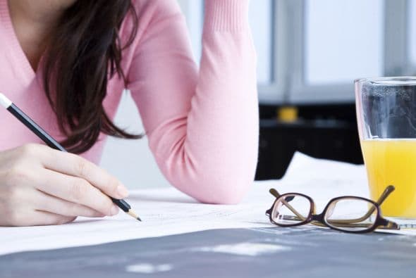 O prueba acariciar la tela de tu camiseta, o hacer garabatos en una hoja. Haz lo que sea para mantener tus manos ocupadas mientras pasa ese momento.