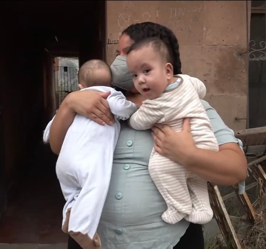 Sin embargo, tras enterarse que el embarazo se trataba de gemelos,
<b> Lozada puso en pausa su carrera para entrar a una fábrica que le diera un ingreso más estable </b>con el que pudiera solventar los gastos necesarios.
<br>