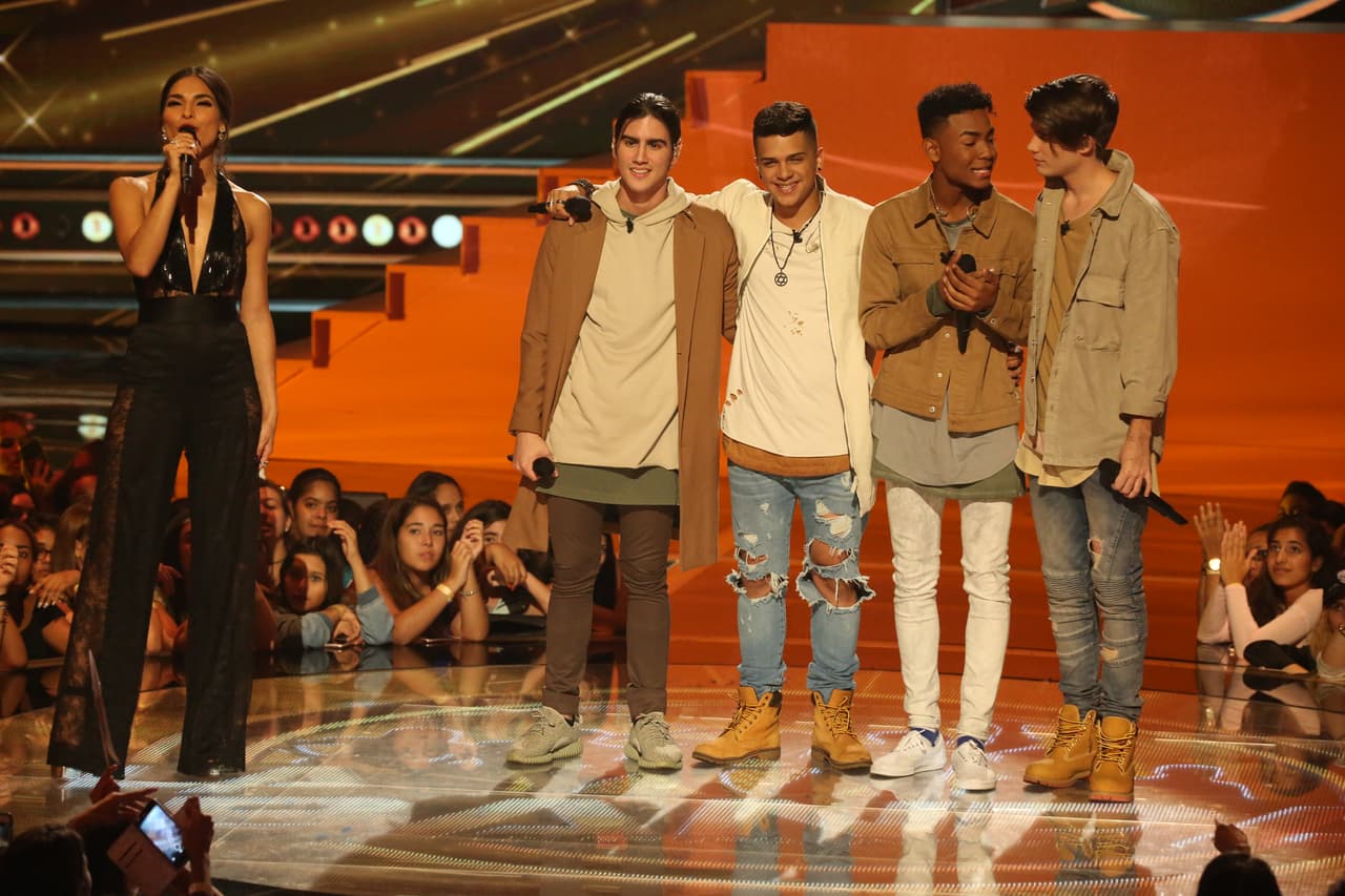 Luego, junto a Félix, Abel y Abdiel cantó “Encantadora” de Yandel.