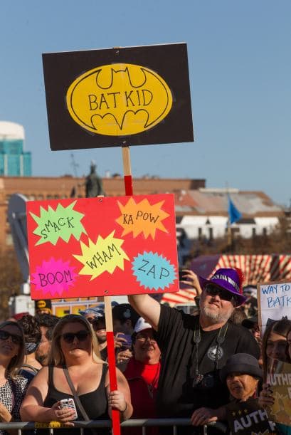 Cientos de personas acudieron a presenciar los actos heróicos de Miles.