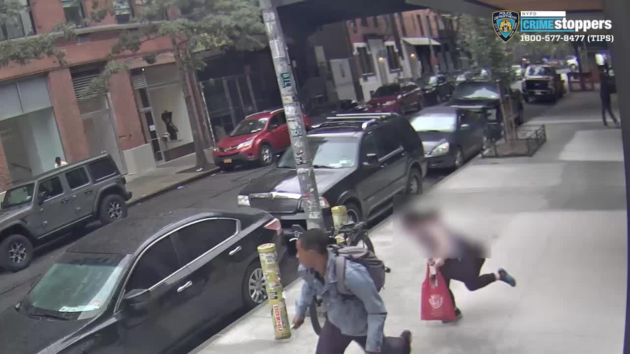 Video de vigilancia revela violento robo en Chelsea