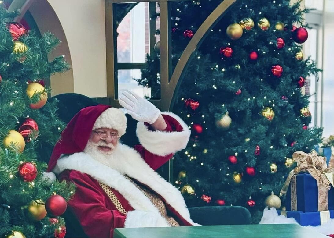 <b>IDEA 2: Tómate una foto con Santa, aún tienes tiempo</b>. Este es el 
<b><a href="https://www.univision.com/local/north-carolina-wuvc/centros-comerciales-fotos-santa-claus-raleigh-2023-fotos">último fin de semana en el que encontrarás al Santa Claus en algunos centros comerciales de El Triángulo</a></b>, así que no pierdas la oportunidad de llevar a tus niños o, por qué no, ir a tomarte tu foto con él.