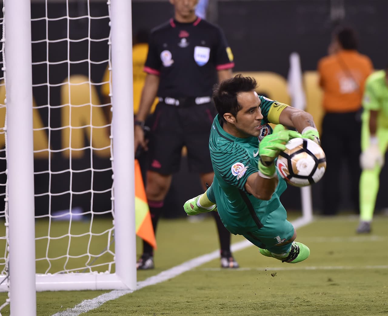 Claudio Bravo detiene el disparo de Biglia y deja el partido a punto para Chile.