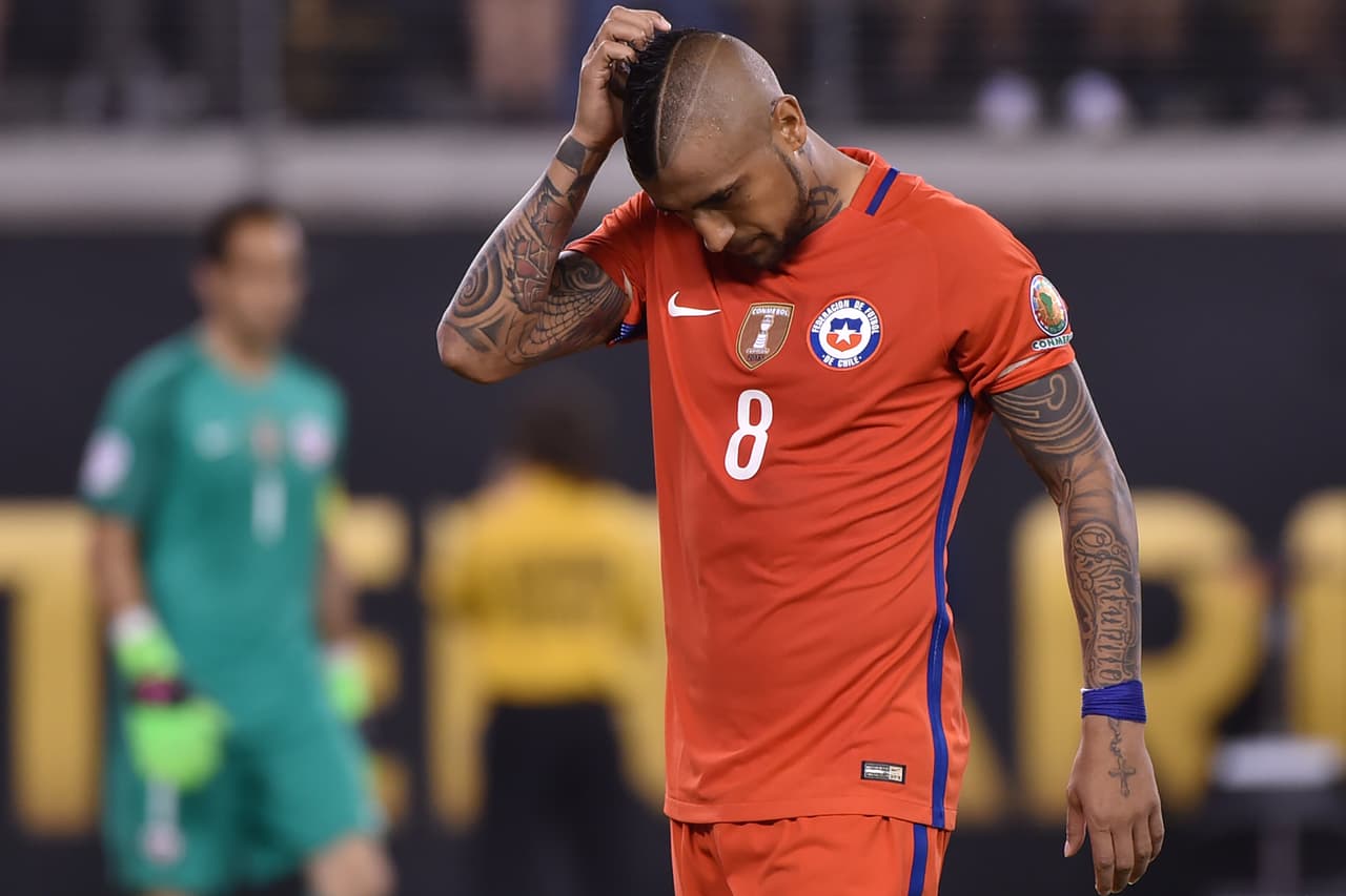 Arturo Vidal se ve contrariado al fallar el primer penal.