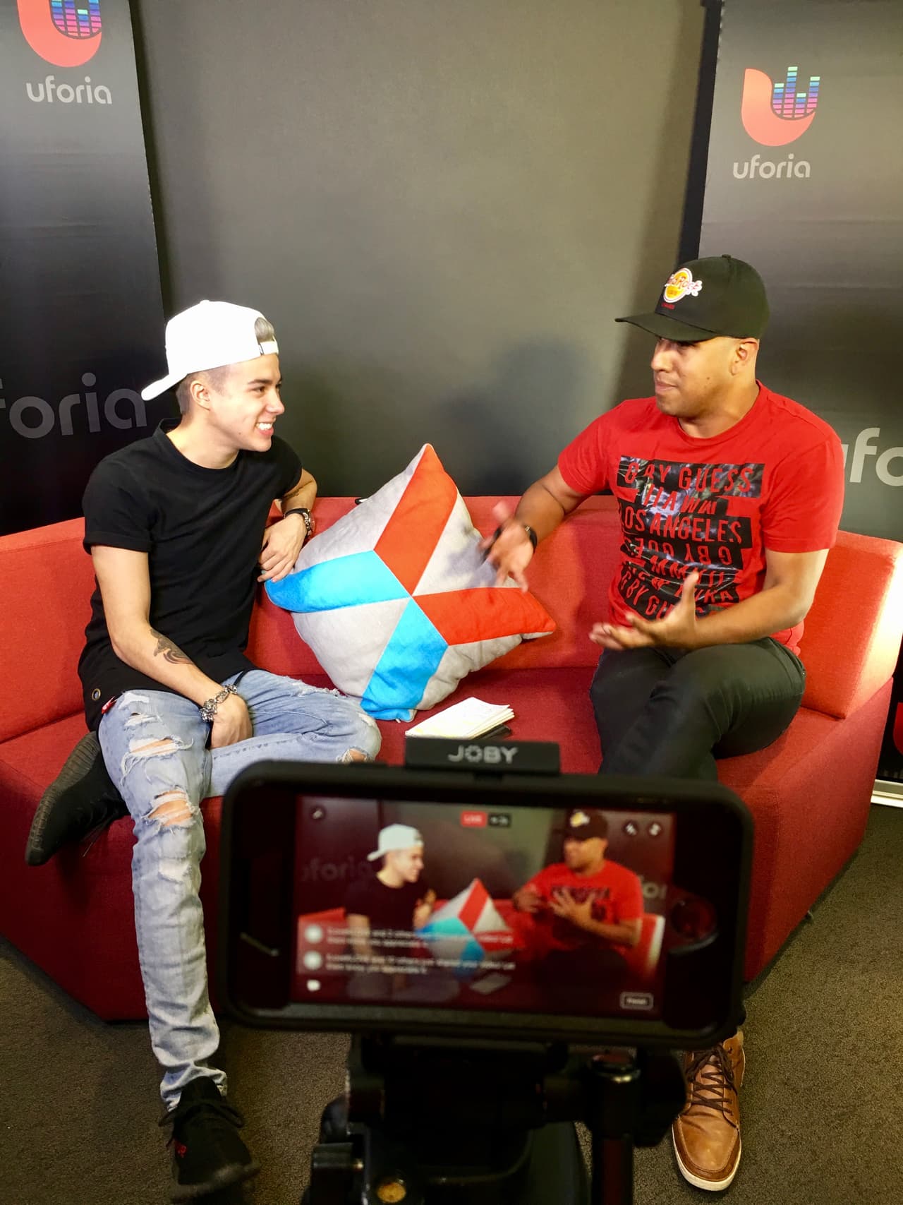 Así se divierte Mario Bautista durante sus entrevistas.