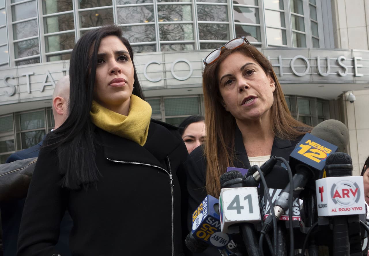 La apariencia de la mujer de 28 años ha cambiado radicalmente desde sus primeras apariciones en las audiencias de Guzmán Loera, donde aparecía con vestimentas más sobrias y menos maquillaje.