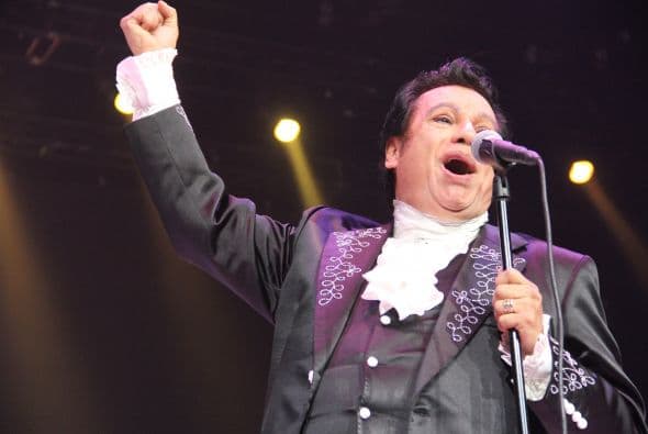 El Divo de Juárez, Juan Gabriel, hizo retumbar Phoenix con su música, su voz y sus bailes, enloqueciendo a miles de fans que llenaron el US Airways Center. Con un "¡Viva México!", Juanga arrancó su gira de conciertos del tour "Volver" ante un auditorio repleto que respondió con la misma pasión. Este ícono mexicano deleitó al público con sus grandes éxitos como "Querida", "El Noa Noa", "Inocente pobre amigo," y "Amor Eterno" entre muchos otros. El cantante se entregó por entero a sus seguidores, quienes cantaron, bailaron, lloraron y hasta aprovecharon para tomarse una selfie en un espectáculo que fue divertido y emotivo a la vez.