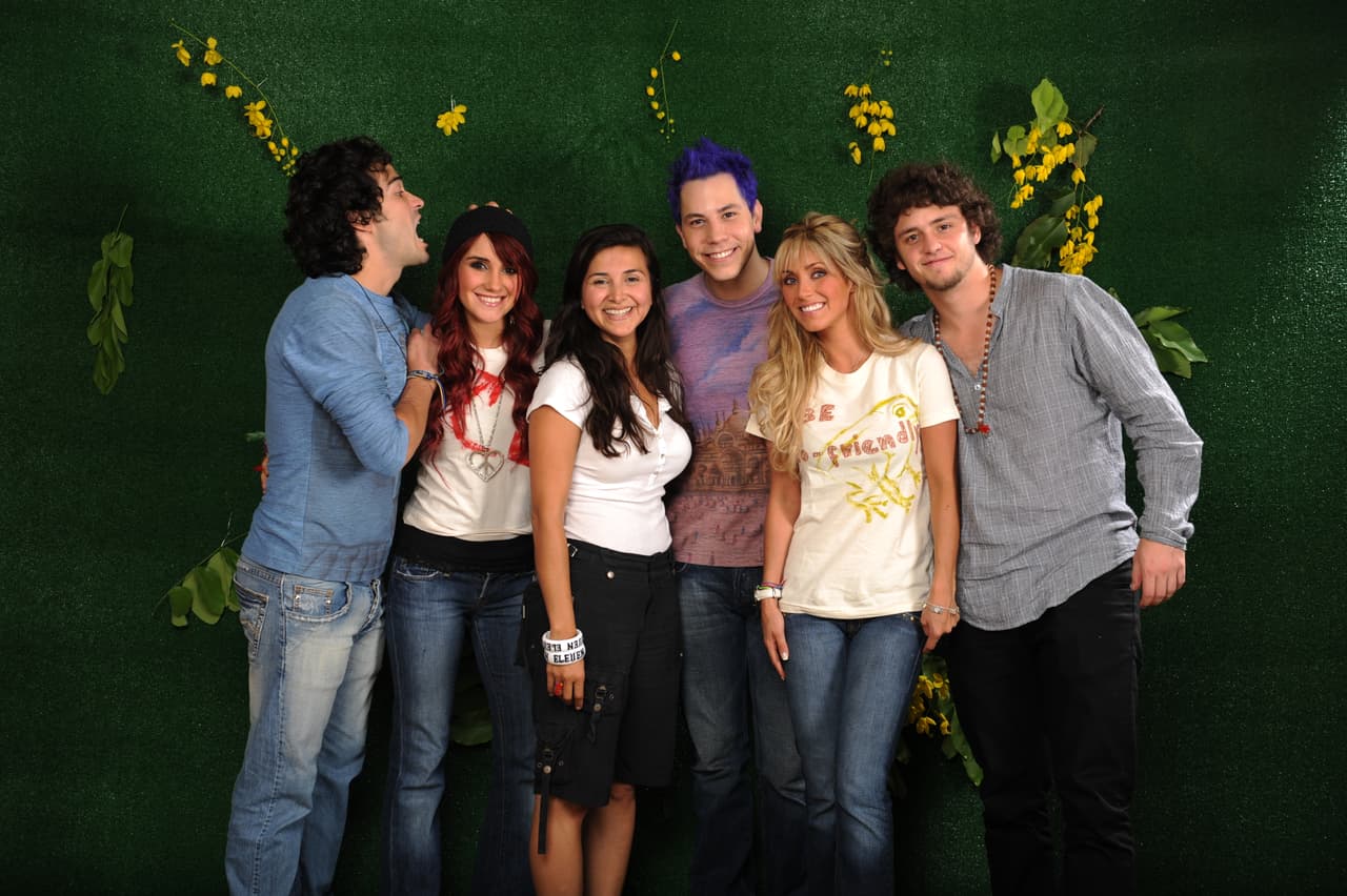 Esta fue una de las fotos de ese año, Maite Perroni no pudo asistir pero una de las fans se coló en su lugar...