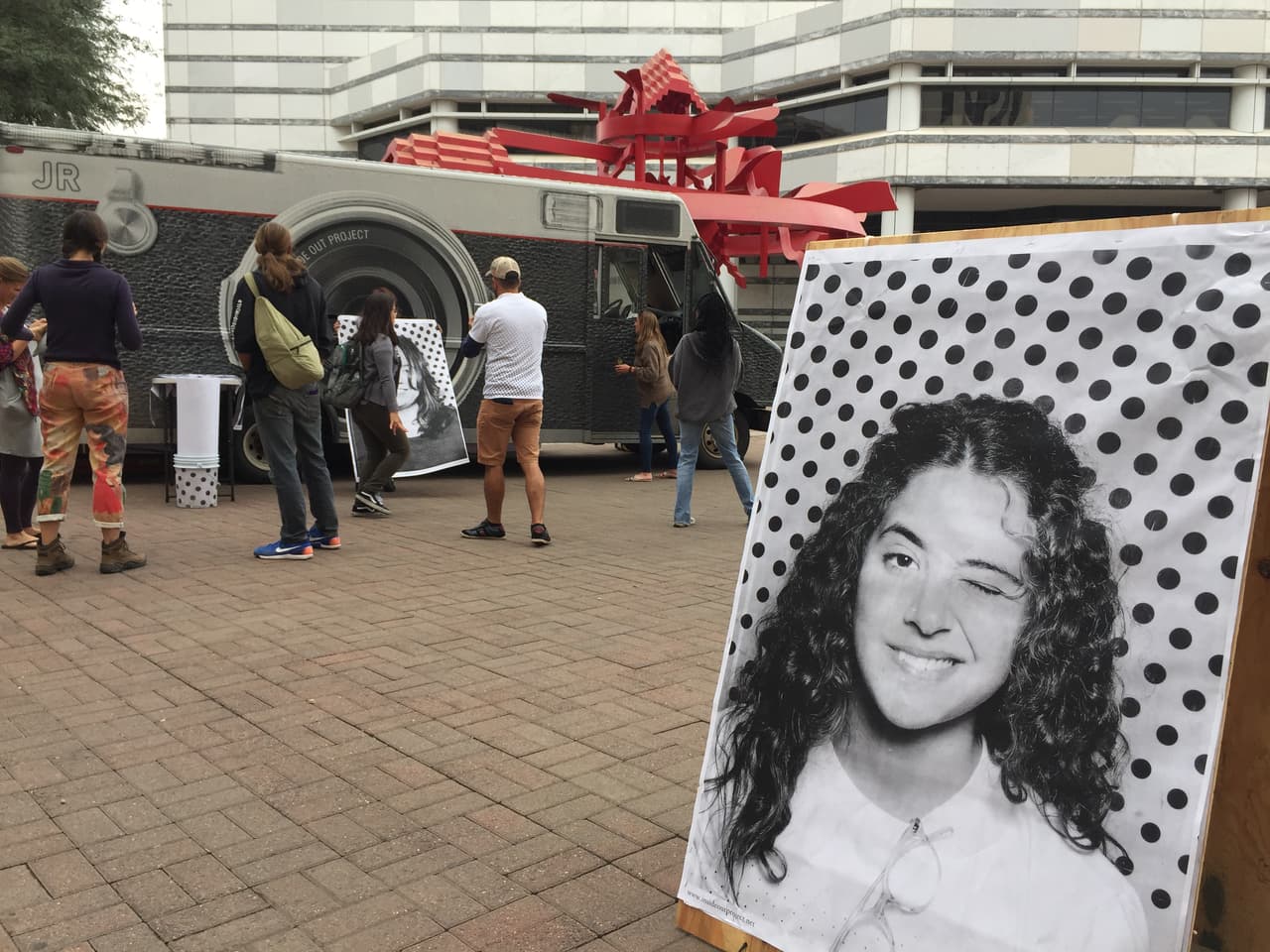 Decenas de personas se acercaron al camión que este viernes visitó la ciudad de Tucson, hicieron fila para tomarse la foto y ser parte del proyecto.