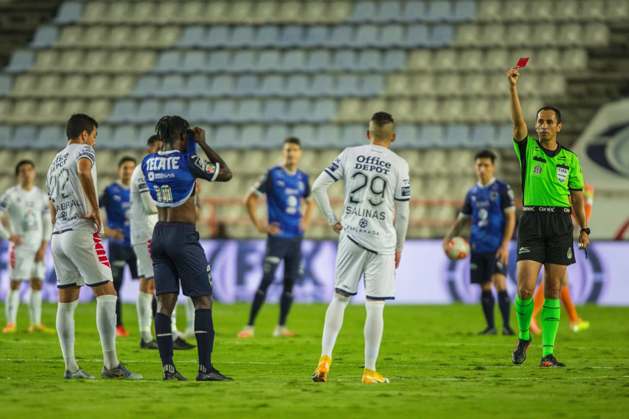 Ake Loba pierde la cabeza y se hace expulsar al final del primer del primer tiempo.