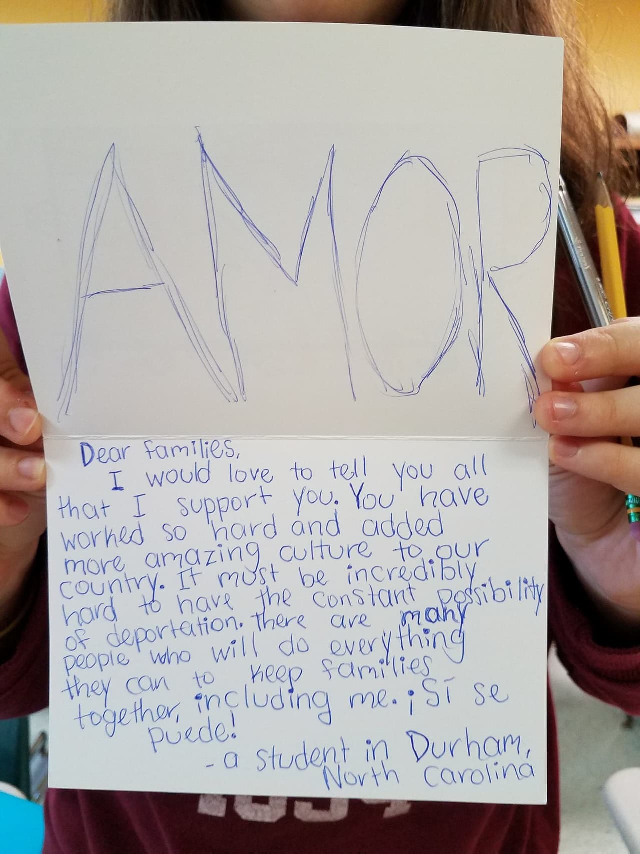 "Hay mucha gente que hará todo lo posible para que las familias se mantengan unidas, entre ellas yo", escribió esta otra estudiante de Durham, Carolina del Norte, acompañado de un "Sí se puede"