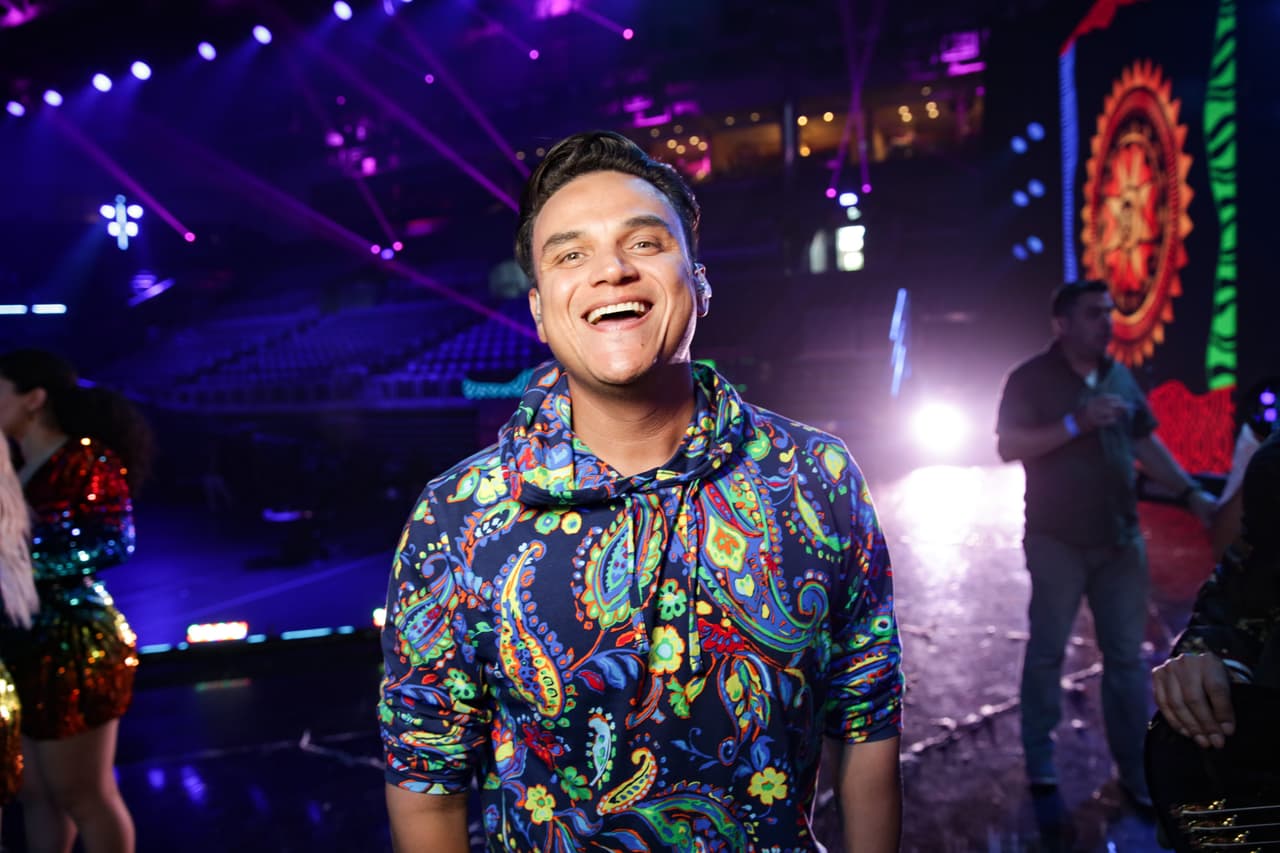 Siempre sonriente, así vimos a Silvestre Dangond, con una sudadera estampada de colores vivos.