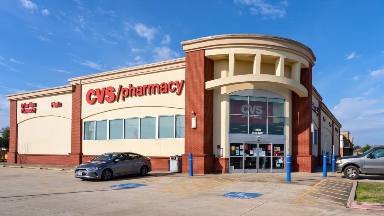 <h3 class="cms-H3-H3">Farmacias y salud</h3>
<br>
<b><a href="https://www.heb.com/pharmacy/common/landing" target="_blank">H-E-B Pharmacy</a>: </b>abierta de 10 a. m. a 5 p. m.
<br>
<b><a href="https://www.cvs.com/?icid=cvsheader:cvslogo" target="_blank">CVS</a> y <a href="https://www.walgreens.com/" target="_blank">Walgreens</a>:</b> las tiendas abren, pero la farmacia puede operar con horarios reducidos o cerrar más temprano según la ubicación.
<br>
<b><a href="https://www.walmart.com/cp/pharmacy/5431?&gclsrc=aw.ds&adid=22222222220517048819&wmlspartner=wmtlabs&wl0=p&wl1=g&wl2=c&wl3=758217632864&wl4=kwd-295432173094&wl5=9011943&wl6=&wl7=&wl8=&veh=sem&gad_source=1&gad_campaignid=22671323468&gbraid=0AAAAADmfBIqk2vOLx2Aj6u91HhGGUHQZX&gclid=Cj0KCQjw8KrFBhDUARIsAMvIApYrGnPAojDc249XQLNXEg1_F7tXrzMWIRbmcFkKzvnfTANxJzNTeK4aAk5ZEALw_wcB" target="_blank">Walmart</a> y <a href="https://www.kroger.com/health/pharmacy" target="_blank">Kroger Pharmacy</a>:</b> abiertas, pero los horarios varían por sucursal.