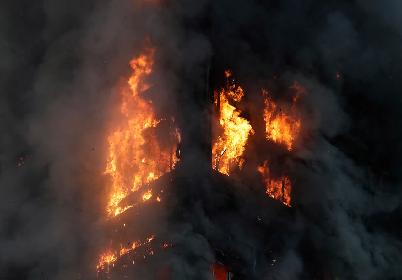 Las llamas se extendieron muy rápidamente por toda la torre de apartamentos, ubicada en una zona del oeste de Londres.