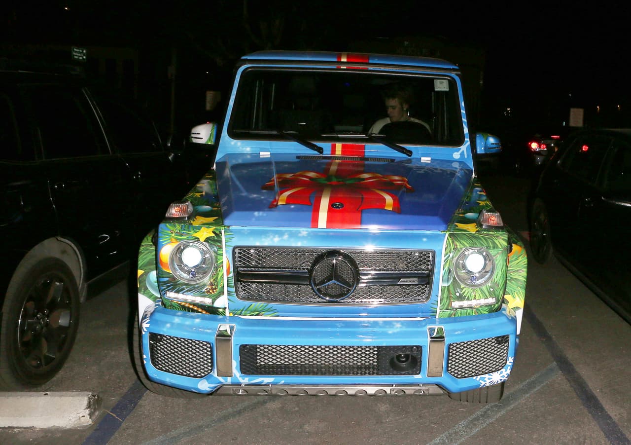 Mientras que al frente, en la zona del cofre de la Clase G,
<b> un gran moño de regalo </b>es parte de la decoración.