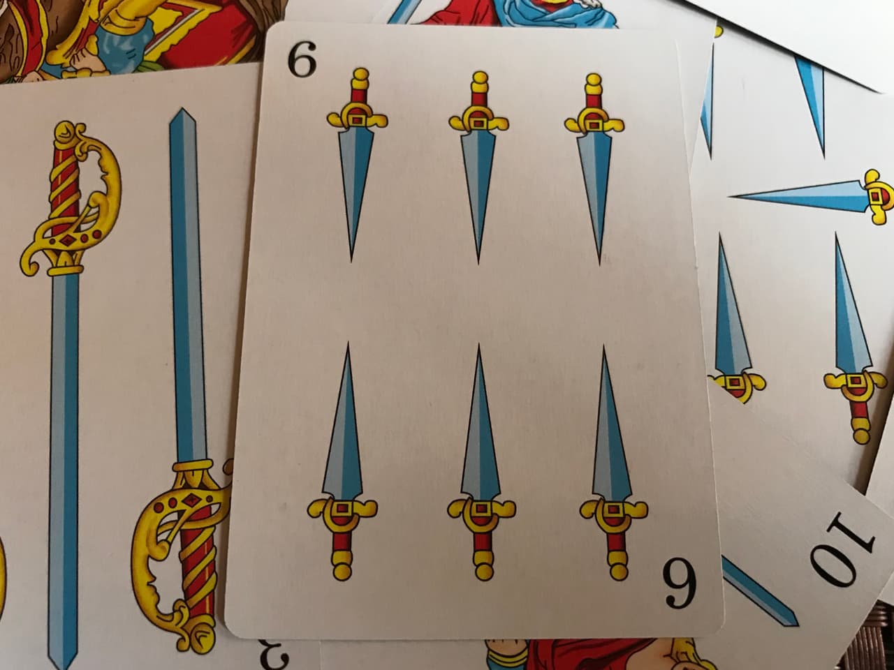 El 
<b>seis de espadas</b> informa de conflictos, la posibilidad de lastimar a otra persona, así como nosotros mismos ser heridos. Son debilidades, contratiempos y achaques que nos mantendrán muy inseguros y alienados.