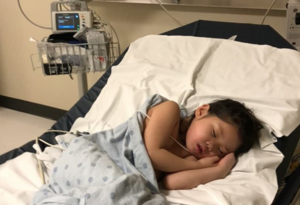 Esa noche tuvo convulsiones febriles, algo que le había ocurrido dos veces en el pasado y que puede afectar a menores de 5 años sin generar complicaciones a largo plazo. Sus padres la llevaron a la sala de emergencia donde la estabilizaron y al día siguiente al pediatra.