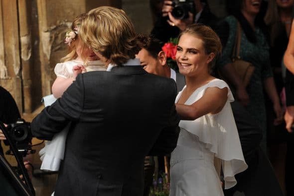 Mira más fotos del enlace, los famosos invitados y el mejor ángulo de las modelos Delevingne sólo aquí.