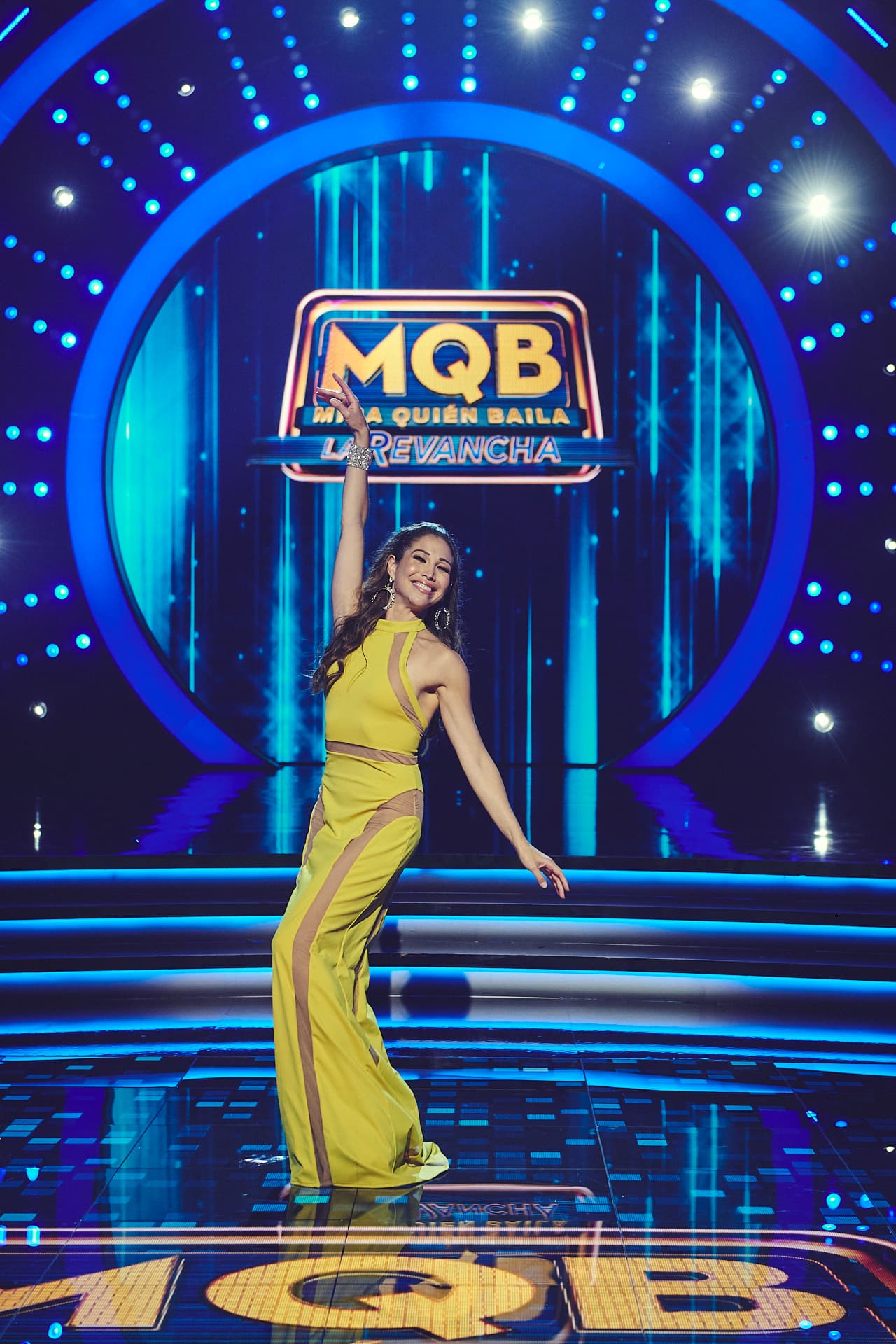 Bianca Marroquín usó un outfit amarillo con discretas transparencias, mismo que combinó con un peinado sencillo y con ondas.