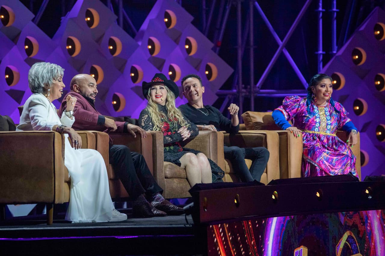 Los jueces Alicia Villarreal, Lupillo Rivera, Fonseca, la experta en baile Arcelia de la Peña y la India Yuridia, listos en sus posiciones para ver el desempeño de los retadores que llegaron a desafiar a los campeones de canto, baile e imitación.