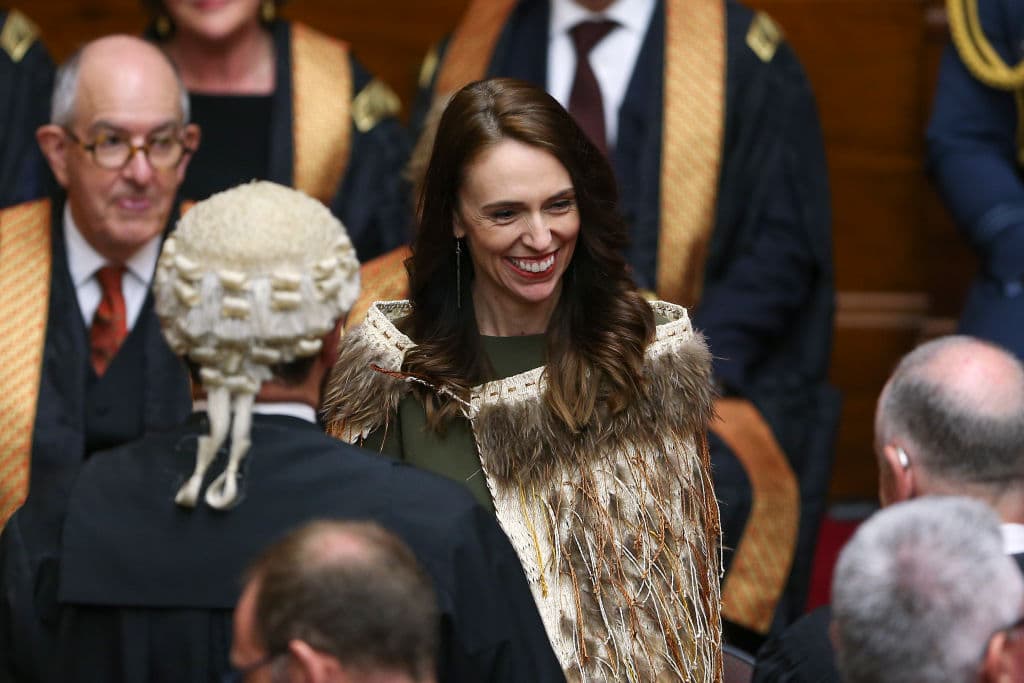 <b>JACINDA ARDERN (32).</b> La primera ministra de Nueva Zelanda, de 40 años de edad, es la líder más joven del mundo y la premier más joven de Nueva Zelanda en 150 años. En octubre de 2020 
<b><a href="https://www.univision.com/noticias/mundo/mujer-joven-y-liberal-jacinda-ardern-es-reelegida-como-primera-ministra-de-nueva-zelanda-en-una-victoria-historica">fue elegida para un segundo mandato</a></b>. Como jefa del Partido Laborista ha prometido un gobierno "empático", con planes ambiciosos para abordar el cambio climático y la pobreza infantil. Ha recibido elogios de todo el mundo por su manejo de la pandemia del coronavirus.