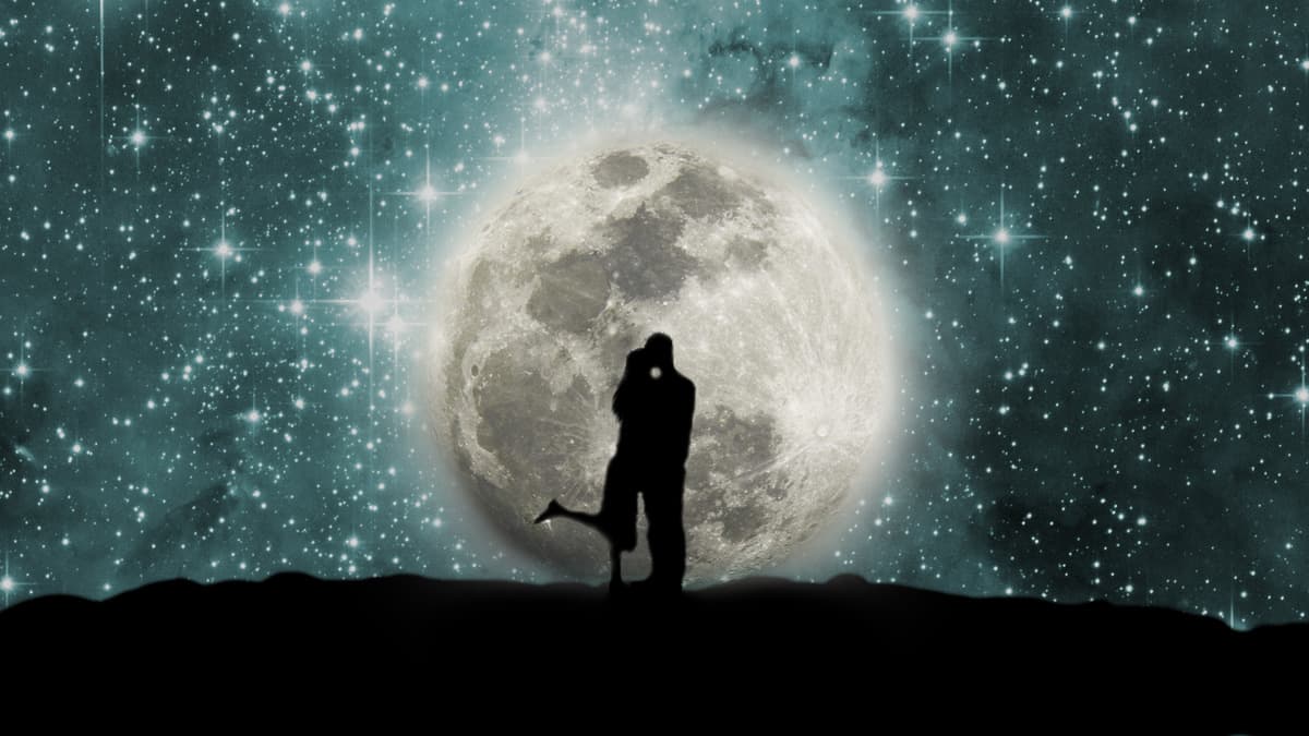 Es normal que una Luna llena venga cargada de amor, sensualidad y pasión. Descubre cuáles son los puntos pasionales que te ayudarán a revivir la llama en tu relación.
