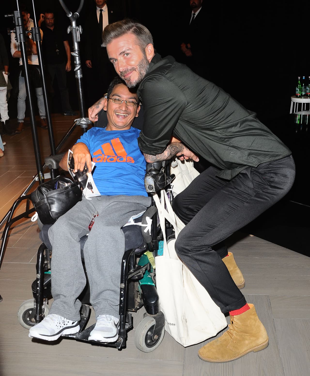 Un fan muy especial esperó a David para poder saludarlo.