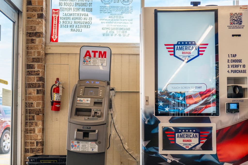 La instalación de la máquina en Texas fue criticada por activistas para el 
<b><a href="https://www.univision.com/noticias/edicion-digital/controversia-tras-la-instalacion-de-maquinas-expendedoras-de-municiones-en-varias-tiendas-de-eeuu-video" target="_blank">control de armas</a></b>, que entienden que este tipo de expendedoras no deben estar en negocios donde se compran alimentos y pañales para bebés.