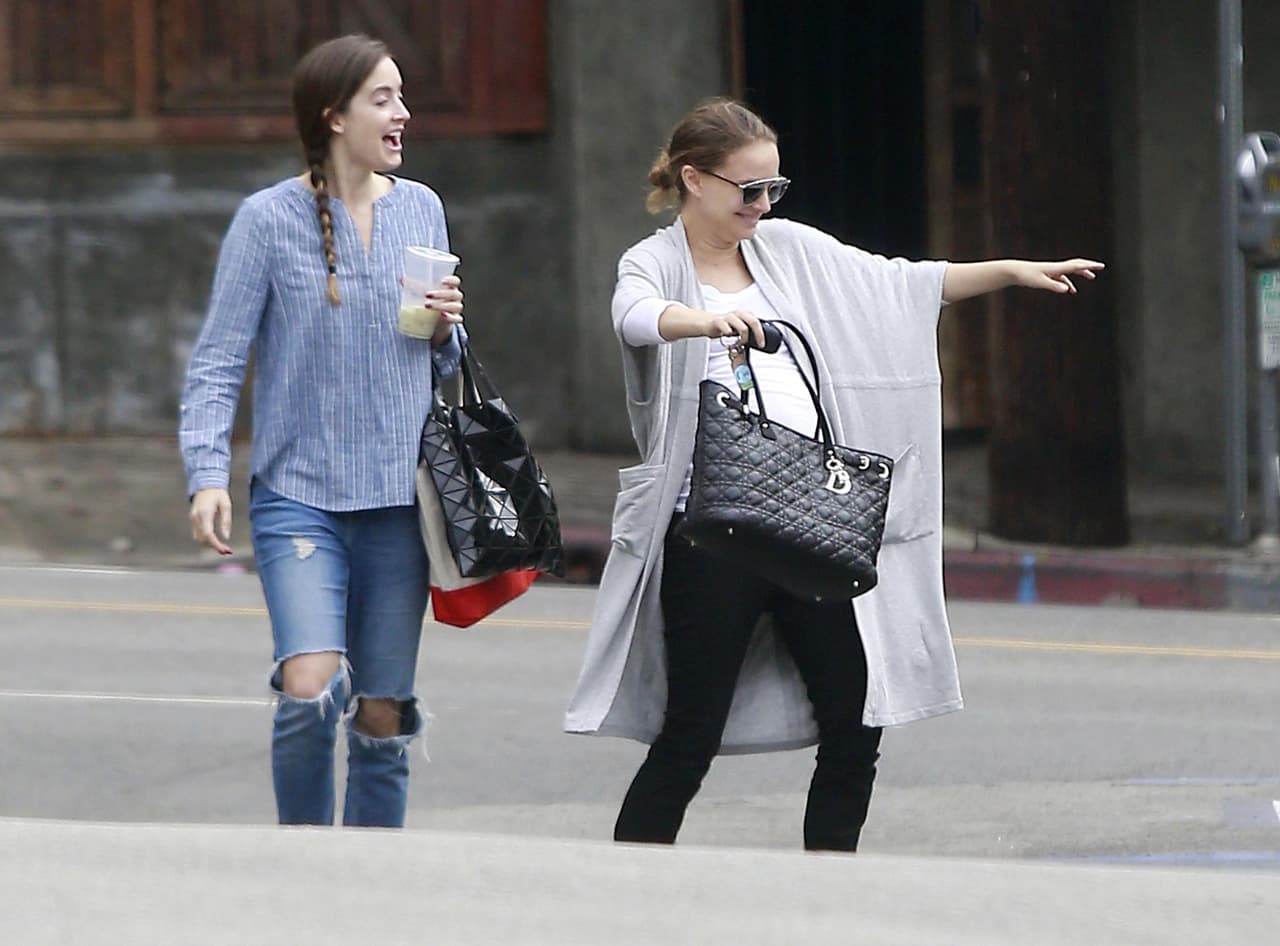 Caminó como un robot.