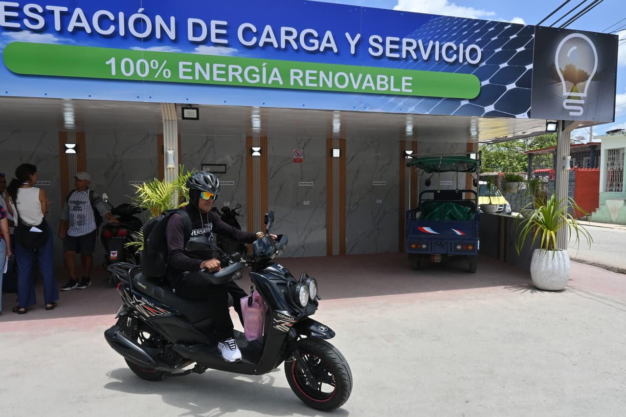 Primera estación de energía solar facilita la vida en Cuba tras crisis energética
