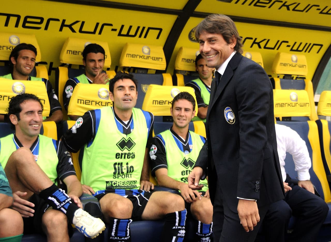 Su debut en un banquillo de la Serie A se dio con el Atalanta en la campaña 2009-2010, con el mexicano Miguel Layún como parte de la escuadra de Bérgamo.