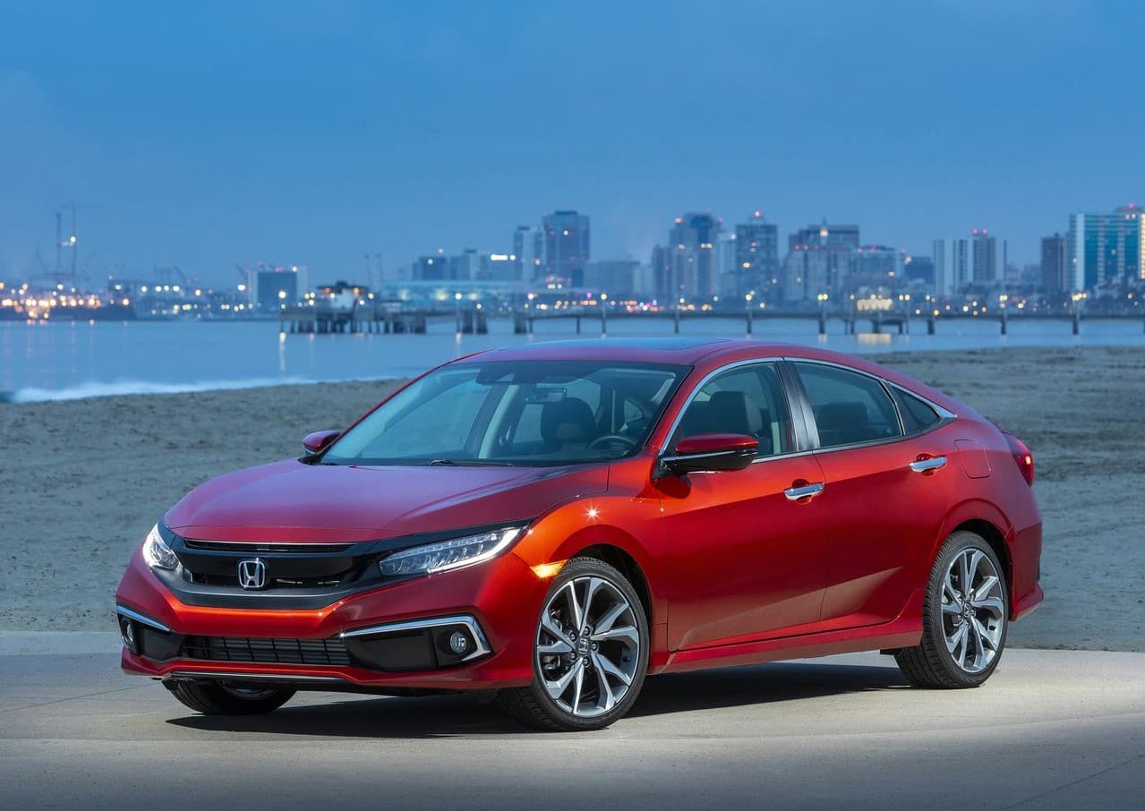 <h3 class="cms-H3-H3"><b>1er. lugar en el segmento de los sedanes compactos</b></h3>
<br>
<br>
<u><b>Honda Civic</b></u>
<br>
<br>
<b>Puntaje general: </b>9.0 de 10
<br>
<b>Valor retenido tras 5 años de uso:</b> 44.0%
<br>
<b>Calificación de seguridad promedio de la NHTSA: </b>4.8 de 5.0