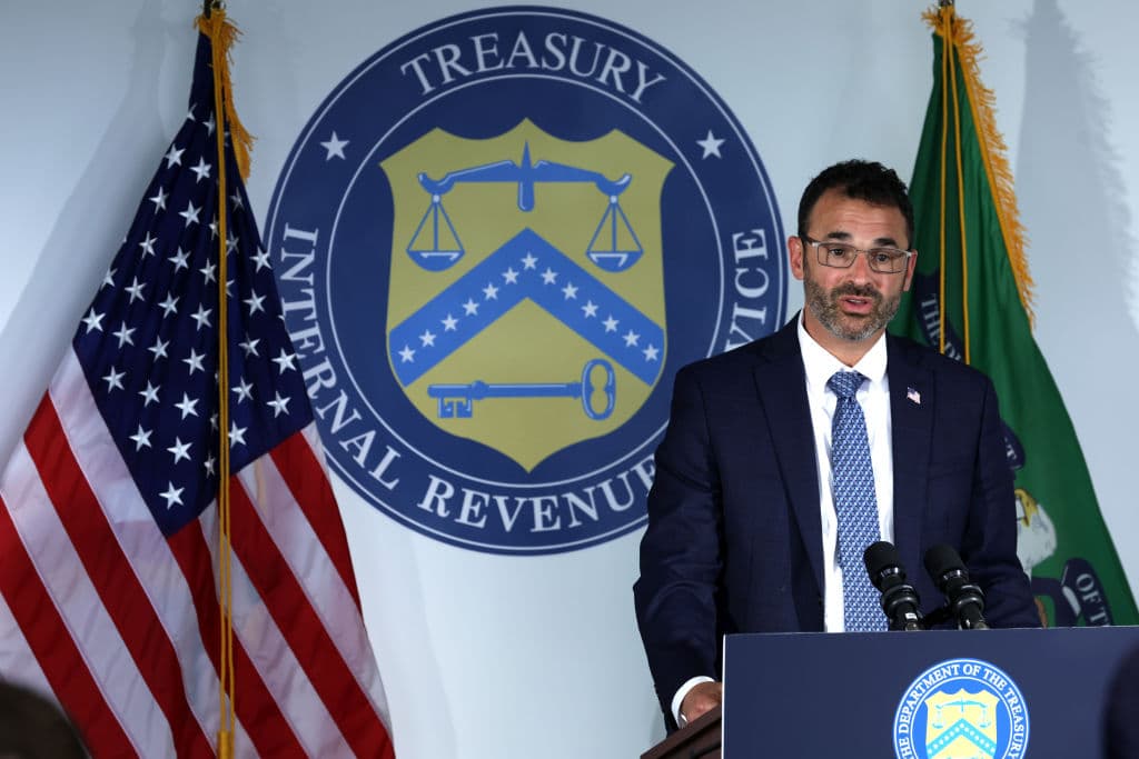 El comisionado del IRS, Daniel Werfel, impulsa la modernización del IRS. (Photo by Alex Wong/Getty Images)