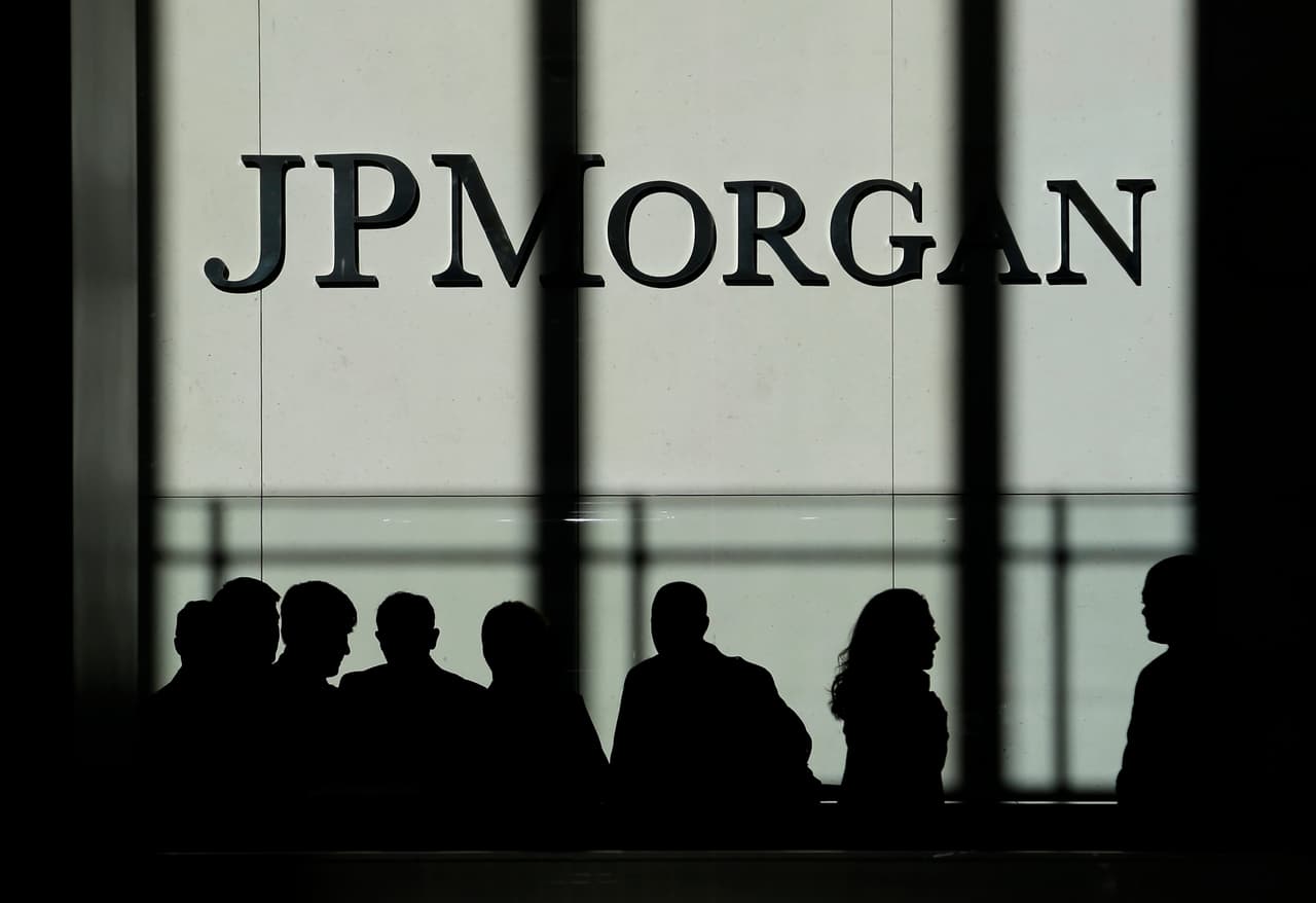 Banco JPMorgan suspende financiamiento a prisiones privadas, contratistas de ICE