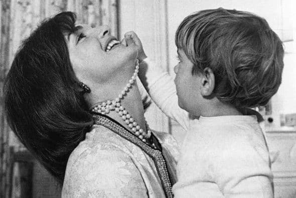 Jack me dijo que algunas personas habían mandado a sus familias afuera. Phyllis Dillon me dijo que su esposo Douglas la había llevado a caminar y le explicó lo que estaba sucediendo y sugirió que ella fuera para Hobe Sound. No recuerdo si ella fue… P.263...