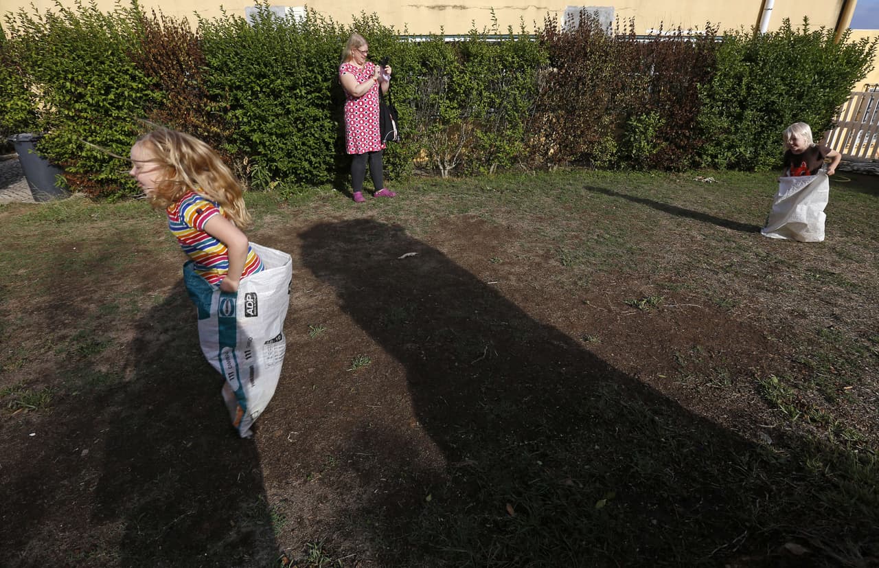 Se considera que alguien es transgénero cuando siente que su 
<a href="https://www.healthychildren.org/spanish/ages-stages/gradeschool/paginas/gender-identity-and-gender-confusion-in-children.aspx"><u>identidad de género</u></a> es diferente al sexo que le fue asignado por sus características físicas. Esta inconformidad
<b> puede manifestarse desde la primera infancia</b>. 
<br>