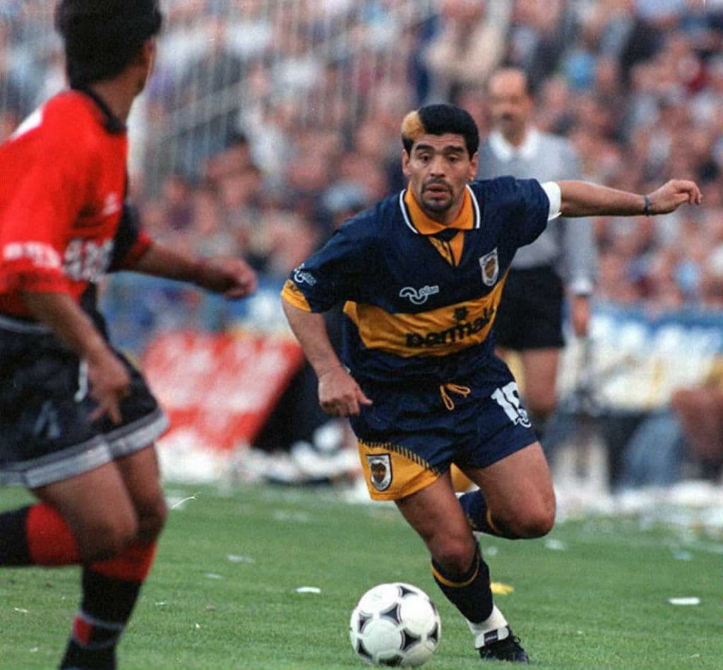 Maradona jugó en Argentinos Juniors, en
<b>Boca Juniors</b>, en Barcelona, en Napoli, en Sevilla y Newell’s Old Boys.