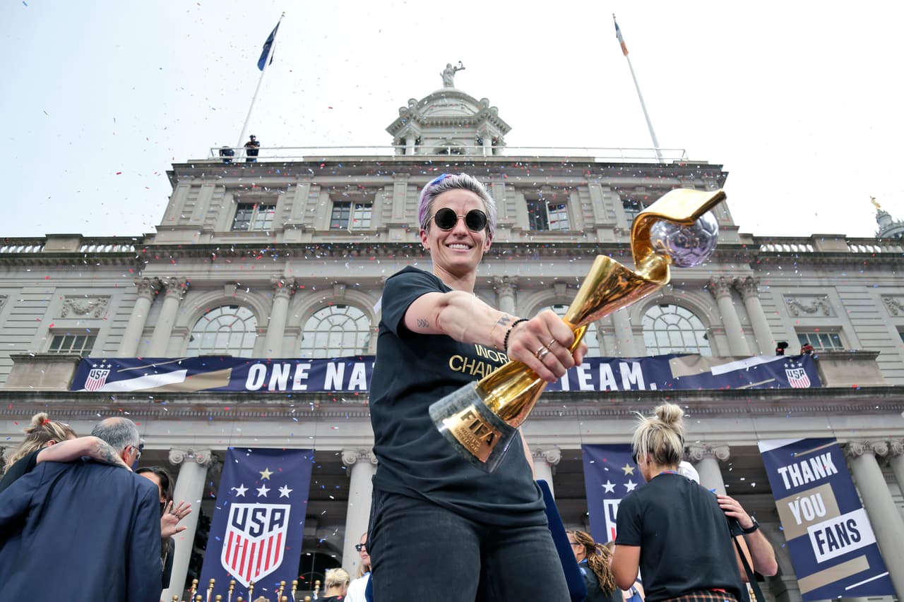 <b>Megan Rapinoe, estrella de la selección femenina de futbol. </b>
<a href="https://www.univision.com/noticias/estados-unidos/no-voy-a-ir-a-la-maldita-casa-blanca-megan-rapione-se-enfrenta-a-trump-y-el-presidente-le-dice-que-primero-gane-el-mundial">“No voy a ir a la maldita Casa Blanca”</a>, respondió la atleta cuando le preguntaron si aceptaría una invitación del presidente Trump si ganaban la Copa Mundial en 2019. “¡Megan debería GANAR primero antes de HABLAR! ¡Termina el trabajo! Aún no hemos invitado a Megan ni al equipo, pero ahora estoy invitando al EQUIPO, gane o pierda ",
<a href="https://twitter.com/realDonaldTrump/status/1143892328236687361" target="_blank">le respondió el presidente vía Twitter</a>. El equipo ganó el campeonato mundial y no fue a la Casa Blanca.