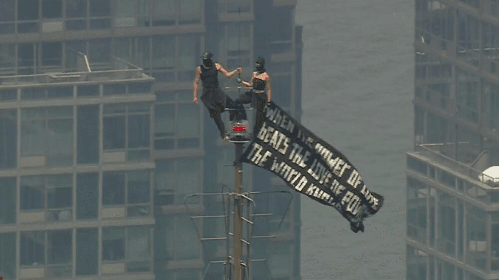 <b>De protesta a propuesta de matrimonio</b>
<br>
<br>Dos personas enmascaradas escalaron sin aparente autorización ni equipo de protección hasta la cima del Empire State Building
<br>El mensaje desplegado en la estructura metálica superior del edificio por los manifestantes decía: 
<b>“Cuando el poder del amor vence al amor al poder, el mundo conoce la paz"</b>, y ondeaba mientras curiosos observaban desde las aceras cercanas a la torre de oficinas.
<br>La pareja fue identificada a través de redes sociales como 
<b>Angela Nikolau e Ivan Beerkus</b>. 
<a href="https://www.univision.com/local/nueva-york-wxtv/dos-personas-escalan-empire-state-building-despliegan-pancarta">Tras desplegar la pancarta, una de las personas se arrodilló y propuso matrimonio, posteriormente se besaron.</a>
<br>
<br>La pareja fue detenida y ahora además, de planificar una boda, 
<a href="https://www.univision.com/local/nueva-york-wxtv/pareja-escalo-empire-state-building-enfrenta-multiples-cargos">tiene que planificar una defensa porque enfrentan cargos.</a>