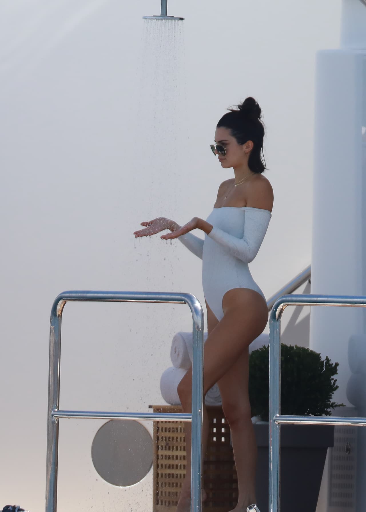 Toda la semana, las hermanas Kendall Jenner y Kourtney Kardashian han sido vistas disfrutando del sol en un yate en la localidad francesa de Antibes. Kourtney ha estado con su novio, Younnes, mientras Kendall Jenner ha optado por broncearse y pasear sobre un paddleboard y un jet-ski.