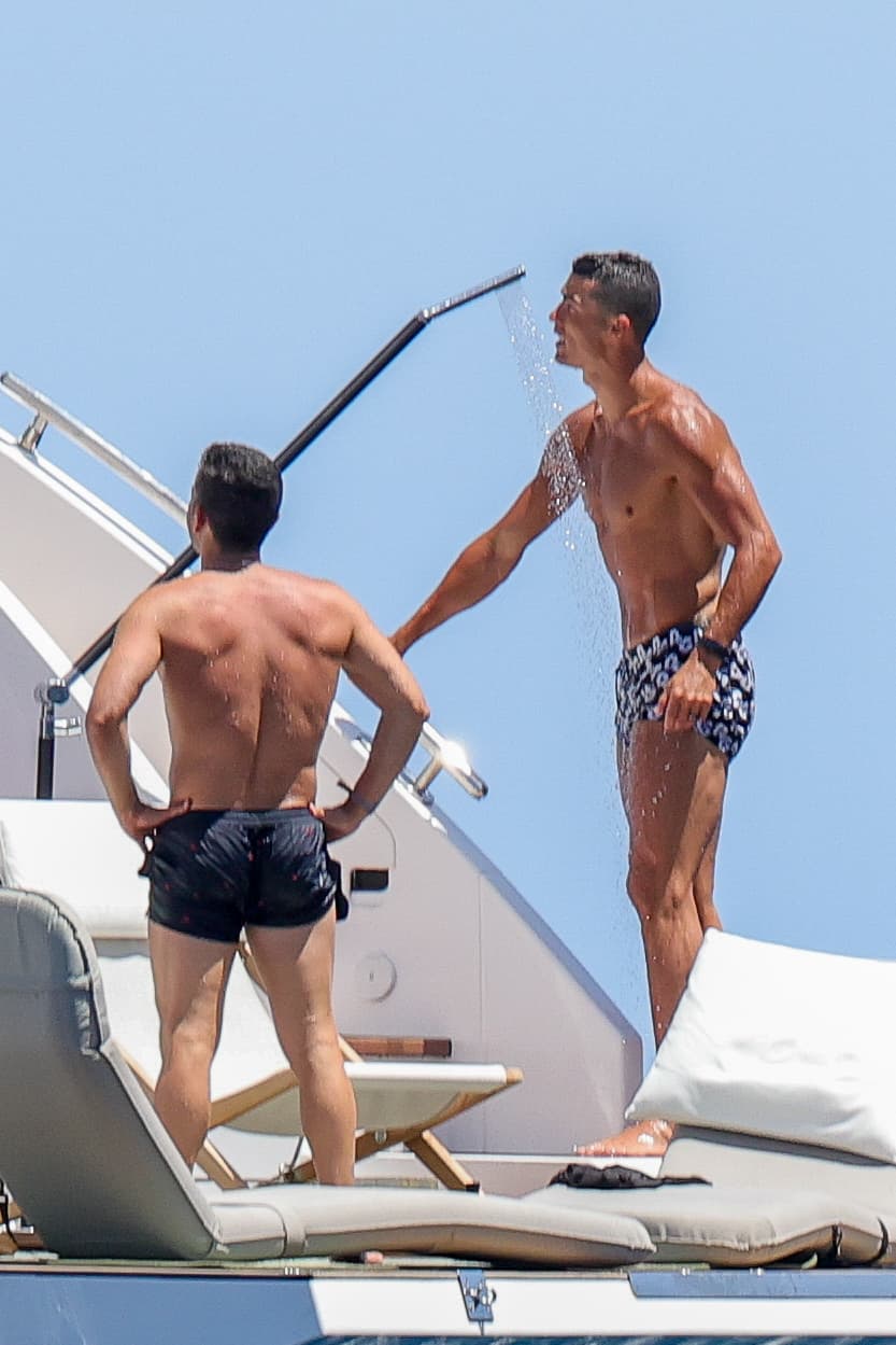 Cristiano Ronaldo también estuvo abordo del yate que cuenta con cinco camarotes de lujo y seis baños.