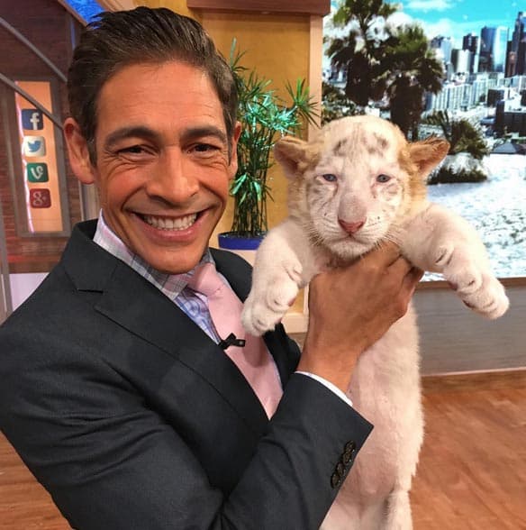 Johnny Lozada: "#Buenosdias sueño cumplido jugar con un #snowtiger". (Enero 7, 2016)