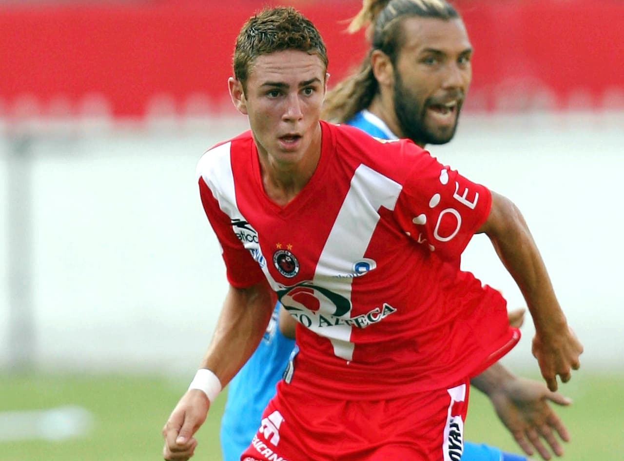 Miguel estuvo en Veracruz dos años y de allí salió para Atalanta, para convertirse en el primer mexicano en jugar en Primera División de Italia, aunque apenas disputó dos partidos en el semestre.