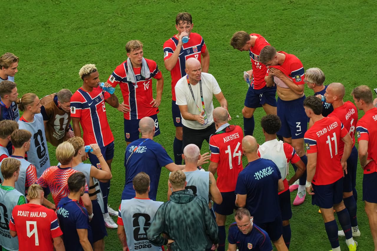 El seleccionador de Noruega, Stale Solbakken, en el centro con camiseta blanca, habla con el equipo durante el partido de cuartos de final de la Copa Mundial de Fútbol entre Noruega e Inglaterra en Miami Gardens, Florida, el sábado 11 de julio de 2026.